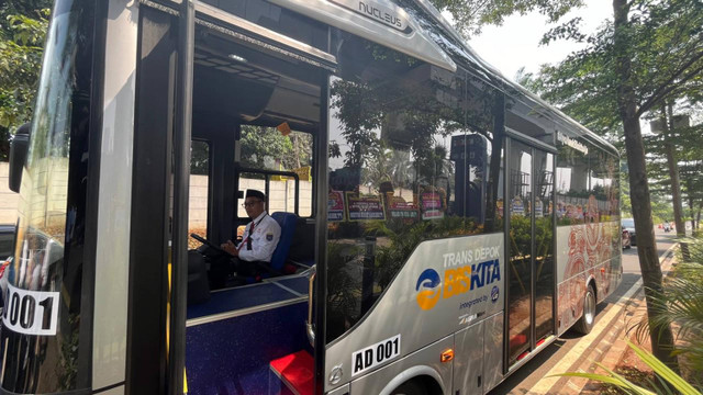 Menhub Budi Karya Sumadi meluncurkan layanan BisKita Trans Depok rute Stasiun LRT Harjamukti-Margonda, Minggu (14/7/2024). Foto: Fariza Rizky Ananda/kumparan