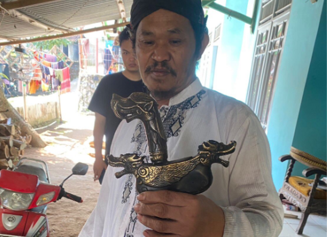 Sumber: Dokumentasi Pribadi. Foto Eem Sulaiman perajin sarung golok, Desa Mekarbakti, Kecamatan Pamulihan, Kabupaten Sumedang