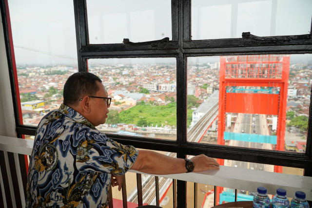 Pj Wali Kota Palembang, A Damenta, saat mengunjungi tower Jembatan Ampera. (ist)