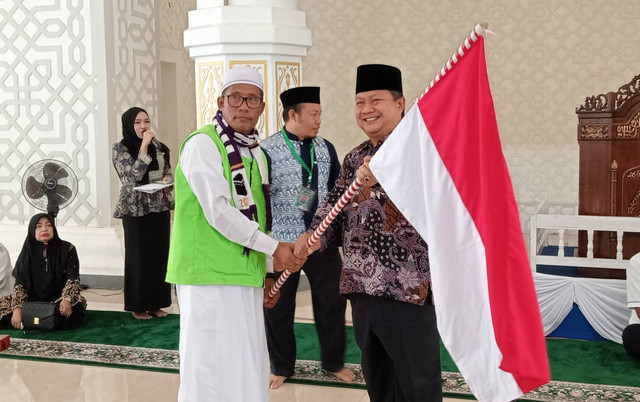 Wabup Subandrio menyambut kedatangan jemaah haji Sekadau. Foto: Dok. Istimewa