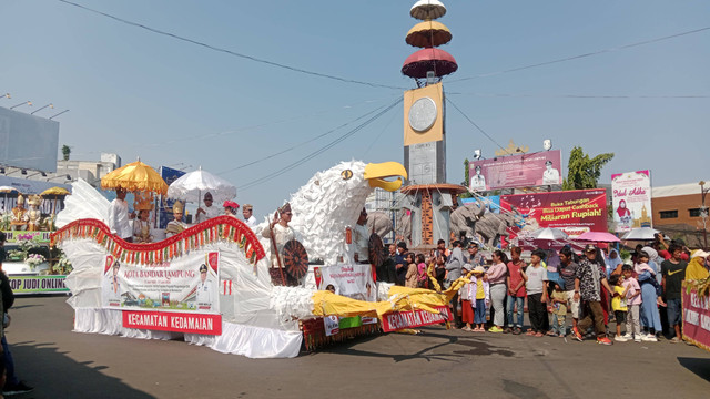 Street festival pawai budaya dan mobil hias Hut Kota Bandar Lampung ke 342 | Foto : Eka Febriani / Lampung Geh