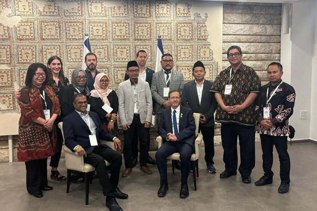 Foto pertemuan lima tokoh Nahdliyin dengan Presiden Israel, Isaac Herzog. Foto: Dok. Istimewa