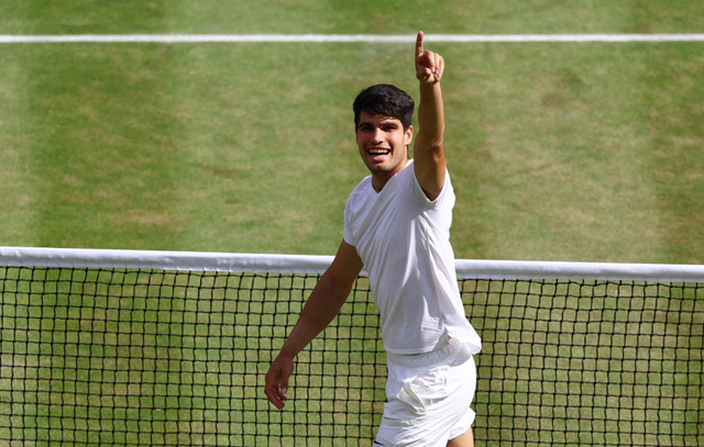 Carlos Alcaraz berselebrasi usai menjuarai Wimbledon 2024 di All England Lawn Tennis and Croquet Club, London, pada 14 Juli. Foto: REUTERS/Matthew Childs