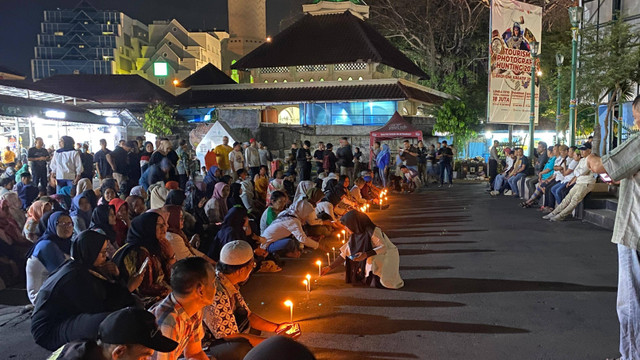 Doa bersama pedagang Teras Malioboro 2 Foto: Arfiansyah Panji Purnandaru/kumparan