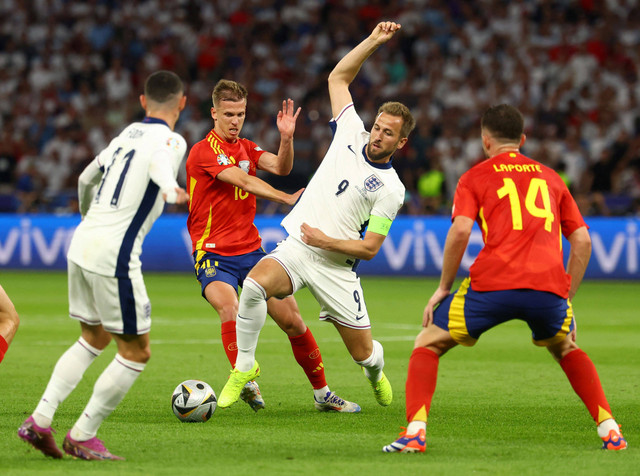 Duel Dani Olmo dan Harry Kane saat Spanyol vs Inggris dalam final Piala Eropa 2024 di Olympiastadion, Berlin, Jerman, pada Senin (15/7) dini hari WIB. Foto: REUTERS/Kai Pfaffenbach