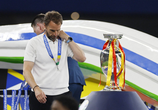 Gareth Southgate usai laga Spanyol vs Inggris dalam final Piala Eropa 2024 di Olympiastadion, Berlin, Jerman, pada Senin (15/7) dini hari WIB. Foto: REUTERS/Wolfgang Rattay