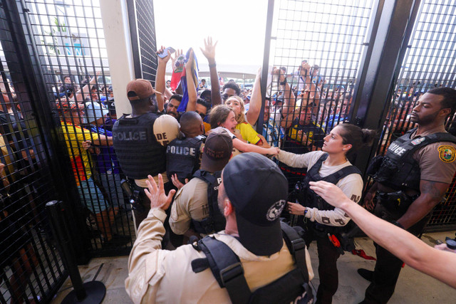 Rusuh penonton tanpa tiket paksa masuk Hard Rock Stadium, Amerika Serikat, untuk nonton Final Copa America 2024 pada Senin (15/7) pagi WIB. Foto: Nathan Ray Seebeck-USA TODAY Sports via Reuters