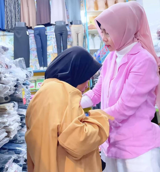 Kadis Dikbud Kalbar, Rita Hastarita berbagi dengan anak yatim yang belum memiliki seragam sekolah. Foto: Dok. Instagram @rita_bersamakalian