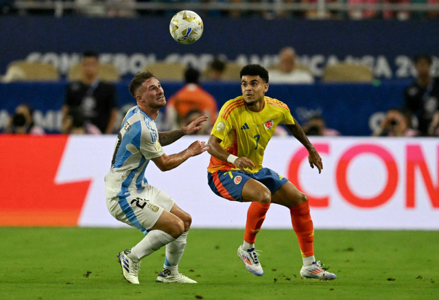 Pemain Timnas Argentina Alexis Mac Allister berebut bola dengan pemain Timnas Kolombia Luis Diaz pada pertandingan final Copa America 2024 di Stadion Hard Rock, Miami, Florida, Amerika Serikat, Minggu (14/7/2024). Foto: Chandan KHANNA / AFP