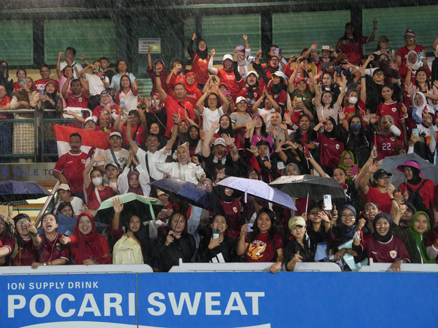 Suporter Indonesia menyemangati Timnas Wanita Indonesia dalam uji coba internasional vs Hong Kong di HKFC Stadium, Minggu (17/4). Foto: Dok. Timnas Indonesia