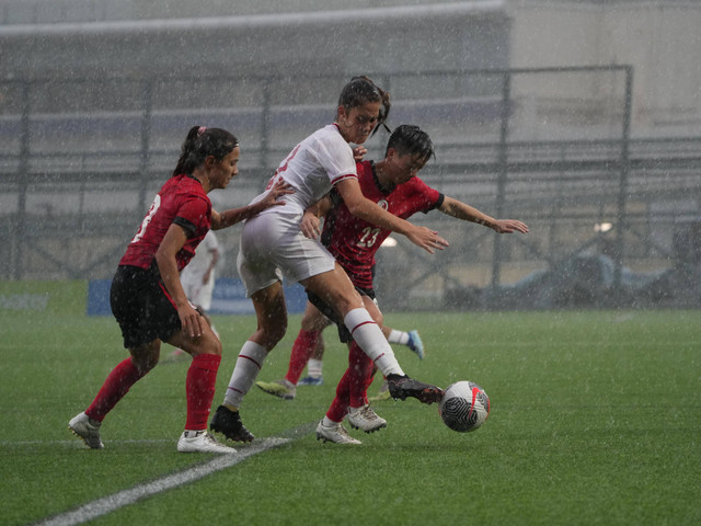 Pemain diaspora Indonesia asal Amerika Serikat, Sydney Hopper, sedang dikepung oleh dua pemain Hong Kong dalam uji coba internasional di HKFC Stadium, Minggu (17/4). Foto: Dok. Timnas Indonesia