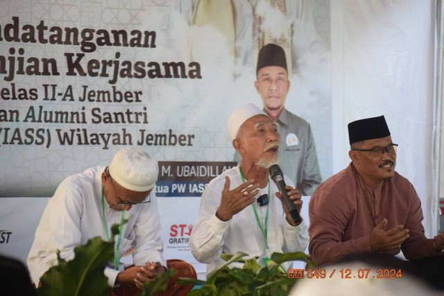 Gus Saif (tengah) dengan Kalapas Jember Hasan Basri (kiri) memimpin Sholawatan