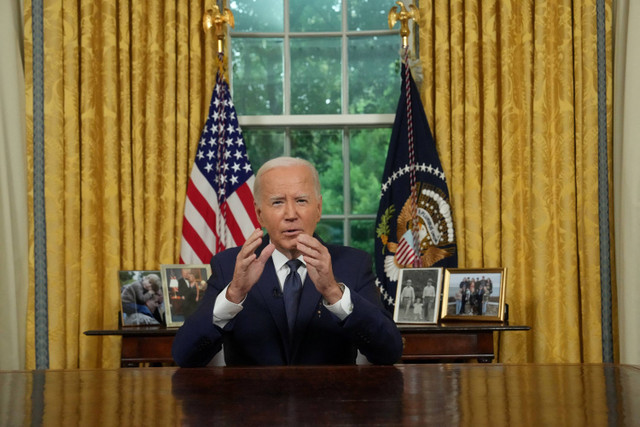 Presiden Joe Biden menyampaikan pidato dari Ruang Oval Gedung Putih di Washington, DC, Amerika Serikat, Minggu (14/7/2024). Foto: Erin Schaff/Pool via REUTERS