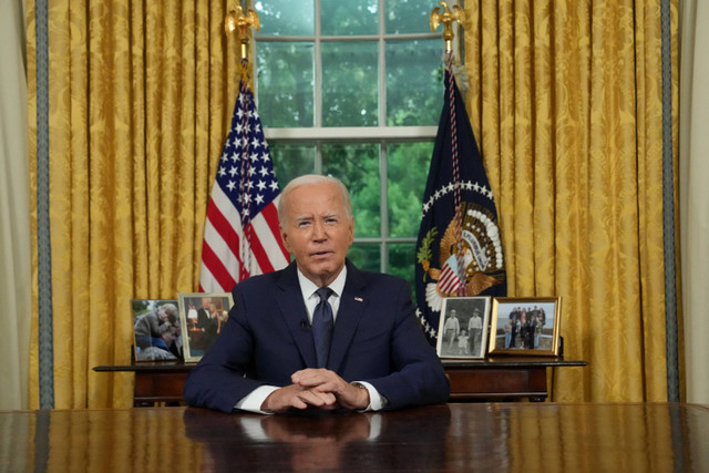 Presiden Joe Biden menyampaikan pidato dari Ruang Oval Gedung Putih di Washington, DC, Amerika Serikat, Minggu (14/7/2024). Foto: Erin Schaff/Pool via REUTERS