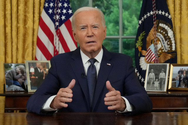 Presiden Joe Biden menyampaikan pidato dari Ruang Oval Gedung Putih di Washington, DC, Amerika Serikat, Minggu (14/7/2024). Foto: Erin Schaff/Pool via REUTERS