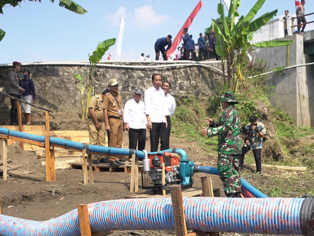 Presiden Jokowi bersama Mentan Andi Amran Sulaiman saat memeriksa program pompanisasi. Foto: Dok. Kementan