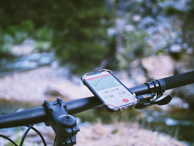 Ilustrasi penggunaan aplikasi Strava https://unsplash.com/photos/black-and-silver-camera-with-tripod-DBurdz7Dm8Q