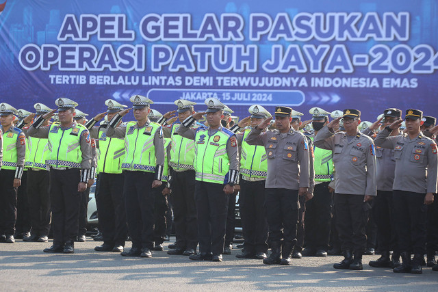 Sejumlah personel polisi mengikuti apel gelar pasukan Operasi Patuh Jaya Tahun 2024 di Polda Metro Jaya, Jakarta, Senin (15/7/2024).  Foto:  Reno Esnir /ANTARA FOTO