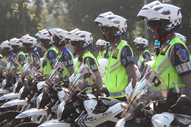 Sejumlah polisi lalu lintas mengikuti apel gelar pasukan Operasi Patuh Jaya Tahun 2024 di Polda Metro Jaya, Jakarta, Senin (15/7/2024). Foto:  Reno Esnir /ANTARA FOTO