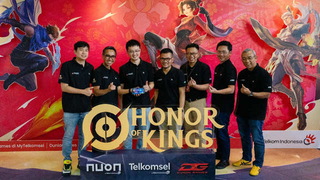 (kiri ke kanan) Country Manager Level Infinite, Agung Chaniago; CEO Nuon, Aris Sudewo; Head of Publishing SEA Tencent, John; VP Digital Lifestyle & Services Telkomsel, Nirwan Lesmana; VP Customer Care Management Telkomsel, Robby A Cahyadi; COO Nuon, Chandra Tamrin; dan CFTO Nuon, Irlamsyah Syam saat seremonial peluncuran HoK GraPARI Corner di GraPARI Graha Merah Putih, Jakarta Selatan. Foto: Dok. Telkom