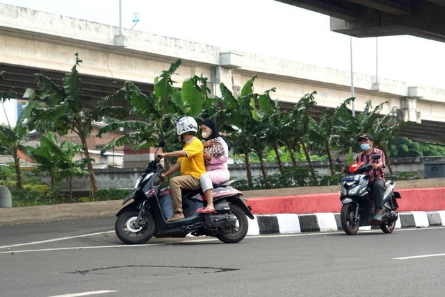 Sejumlah kendaraan bermotor mencoba melawan arah di persimpangan jalan Lampiri, Pondok Kelapa, Jakarta Timur, Rabu (3/5/2023). Foto: Iqbal Firdaus/kumparan