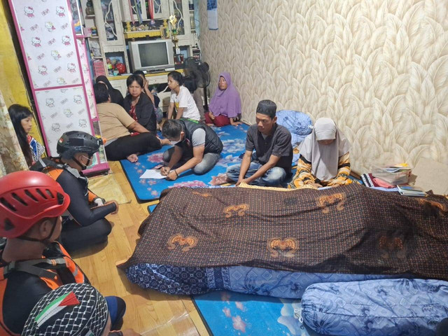 Jenazah pria di Palembang setelah dievakuasi di SAR dan dibawa ke rumah duka. (ist)