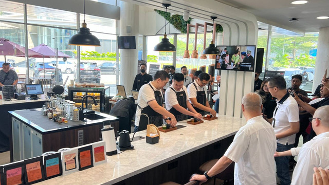 Kedai kopi First Crack di diler Auto2000 BSD City, Tangerang. Foto: Aditya Pratama Niagara/kumparan