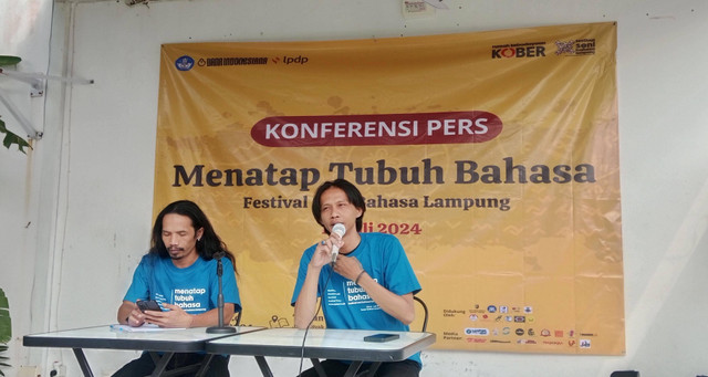 Yulizar Lubay penanggung jawab artistik dalam program menatap tubuh bahasa Lampung dan Alexander GB ketua pelaksana Festival Seni Bahasa Lampung | Foto : Eka Febriani / Lampung Geh