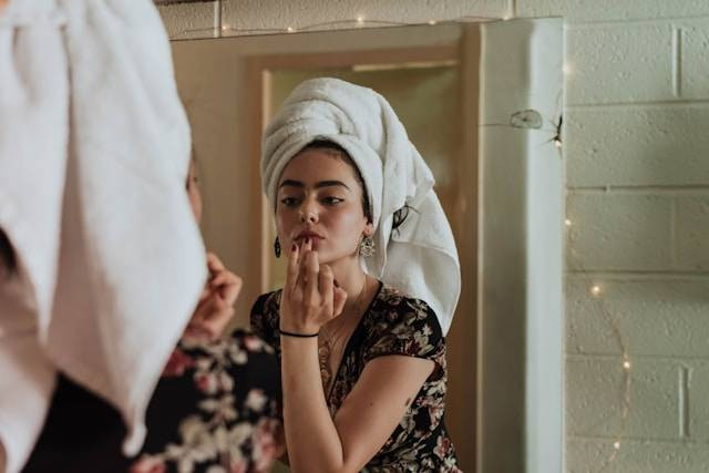 Cara Double Cleansing yang Benar agar Wajah Tidak Kusam. Foto Hanya Ilustrasi. Sumber Foto: Unsplash.com/kevin laminto