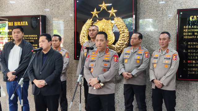 Kapolri Jenderal Listyo Sigit Prabowo (ketiga kanan) dan Ketum PSSI Erick Thohir memberikan keterangan terkait Piala Presiden 2024 di Mabes Polri, Jakarta, Senin (15/7/2024).  Foto: Jonathan Devin/kumparan