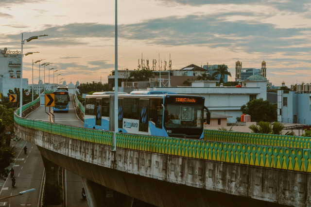 Wisata Jakarta Naik Busway. Foto hanya sebagai ilustrasi saja. Sumber: Unsplash/Syahril Fadillah.