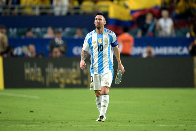 Pemain Timnas Argentina Lionel Messi mengalami cedera saat melawan Timnas Kolombia pada pertandingan final Copa America 2024 di Stadion Hard Rock, Miami, Florida, Amerika Serikat, Minggu (14/7/2024). Foto: Juan Mabromata/AFP