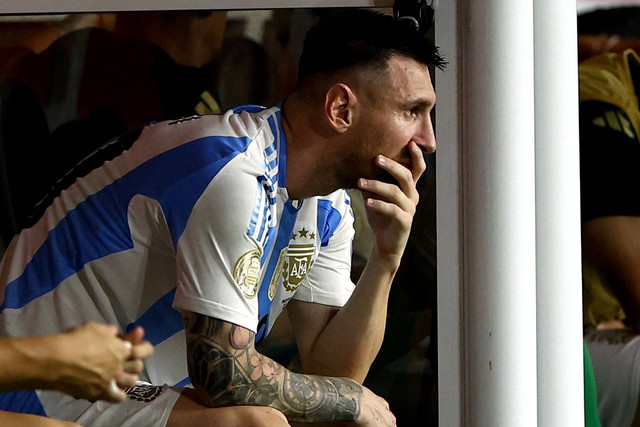 Pemain Timnas Argentina Lionel Messi mengalami cedera saat melawan Timnas Kolombia pada pertandingan final Copa America 2024 di Stadion Hard Rock, Miami, Florida, Amerika Serikat, Minggu (14/7/2024). Foto: Agustin Marcarian/ REUTERS