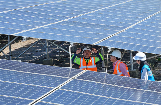 Petugas melakukan pengecekan termal kabel panel Pembangkit Listrik Tenaga Surya (PLTS) on grid Sengkol kapasitas 7 MWp yang dioperasikan Vena Energy di Sengkol, Praya, Lombok Tengah, NTB, Senin (15/7/2024).  Foto: Ahmad Subaidi/ANTARA FOTO