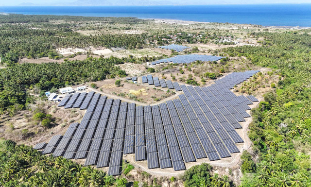 Foto udara kawasan Pembangkit Listrik Tenaga Surya (PLTS) on grid Selong kapasitas 7 MWp yang dioperasikan Vena Energy di Kelurahan Geres, Kecamatan Labuhan Haji, Selong, Lombok Timur, NTB, Senin (15/7/2024). Foto: Ahmad Subaidi/ANTARA FOTO