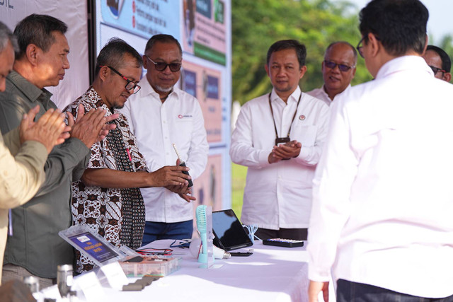 PT Bukit Asam bersama BRIN dalam soft launching pilot project dari Artificial Graphite dan Anode Sheet di Kawasan Industri Tanjung Enim, Senin (15/7/2024). Foto: Dok. PT Bukit Asam