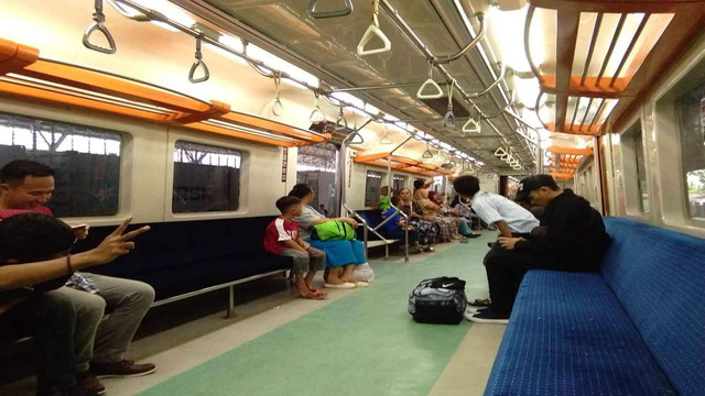 Transportasi umum Commuterline, sumber : doc. pribadi