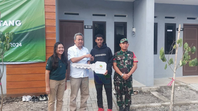 Fadly Alberto Hengga, saat secara simbolis menerima kunci rumah dari perwakilan PT Realfood Winta Asia, Budiono. Senin (15/07/2024) (Foto: Imam Nurcahyo/BeritaBojonegoro)