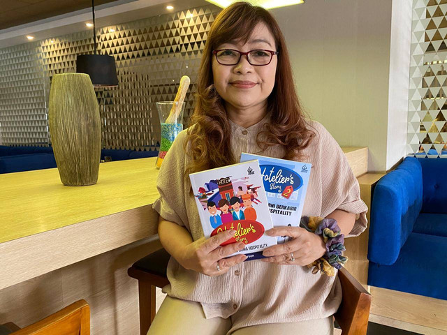 Celestine Patterson. Inspiring women yang menulis buku tentang hotelier disela-sela kesibukannya ini membuktikan passion tidak mengenal usia. Foto: Yulia Ramadhiyanti/Hi!Pontianak