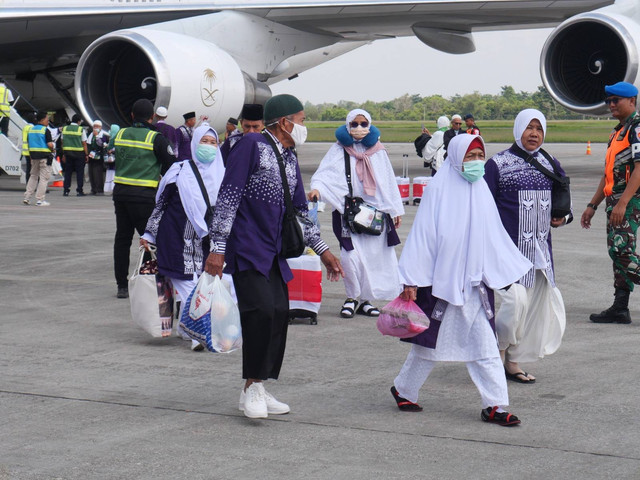 Sejumlah jemaah haji kloter 19 Debarkasi Palembang saat tiba di Bandara SMB II. (ist)