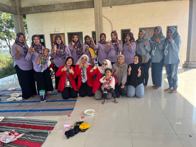 Foto bersama Petani Daun Bawang ( Ibu PKK dan Karang Taruna Desa Petak, Mojokerto)