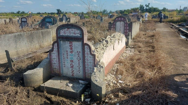 Makam Tionghoa yang dirusak untuk dicuri kayu ulin dan besinya. Foto: Dok. Polda Kalbar