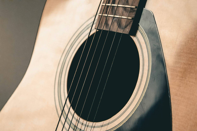 Ilustrasi senar gitar. Sumber foto: Unsplash