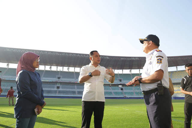 Wali kota Surabaya Eri Cahyadi saat sidak ke stadion GBT, Senin (15/7). Foto: Diskominfo Surabaya