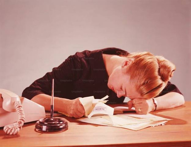 foto Ilustrasi anak malas belajar https://unsplash.com/photos/united-states-circa-1960s-unhappy-young-woman-slumped-across-desk-over-papers-grasping-some-in-hand-dLPE_veVxZY