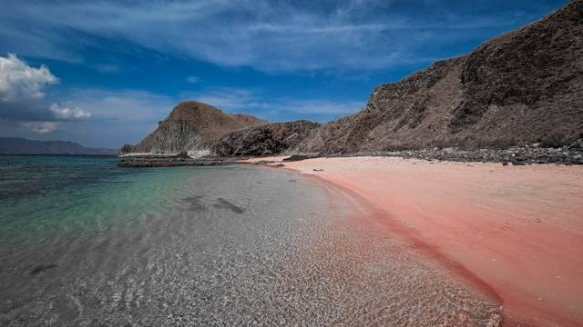 Pilihan Wisata Viral di Lombok untuk Referensi. Foto hanya ilustrasi bukan tempat sebenarnya. Sumber foto: Unsplash.com/Fiqih Alfarish