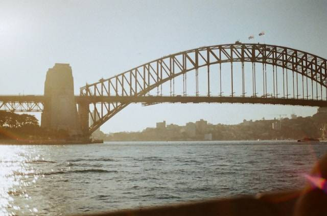 Daya Tarik Sydney Harbour Bridge. Foto hanya ilustrasi bukan tempat sebenarnya. Sumber foto: Unsplash.com/Finn