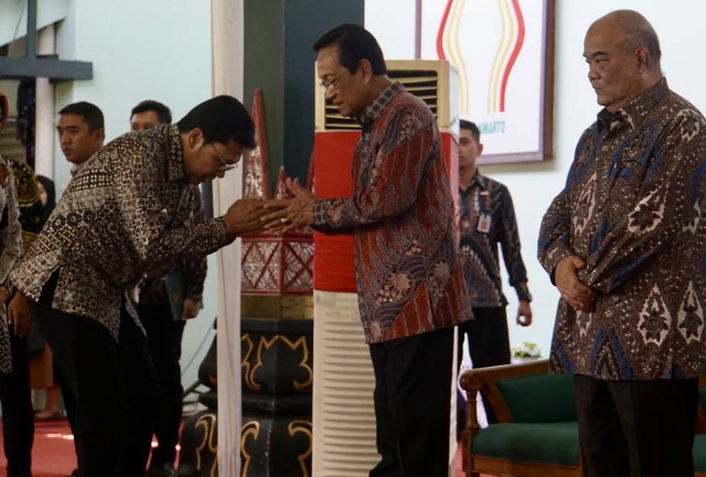 Singgih Raharjo bersalaman dengan Sultan HB X dalam acara syawalan di Pemkot Yogyakarta. Foto: Pemkot Yogyakarta