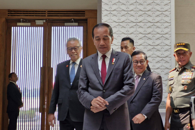 Presiden Joko Widodo memberikan keterangan pers sebelum berangkat kunjungan kerja ke Abu Dhabi, Selasa (16/7/2024). Foto: Nadia Riso/kumparan