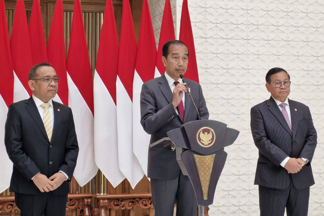 Presiden Joko Widodo memberikan keterangan pers sebelum berangkat kunjungan kerja ke Abu Dhabi, Selasa (16/7/2024). Foto: Nadia Riso/kumparan